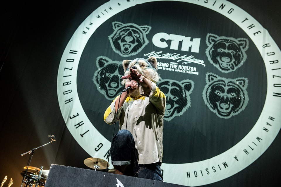 「MAN WITH A MISSION presents Chasing the Horizon World Tour 2018/2019～JAPAN Extra Shows～」北海道・真駒内セキスイハイムアイスアリーナ公演の様子。
