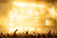 「MAN WITH A MISSION presents Chasing the Horizon World Tour 2018/2019～JAPAN Extra Shows～」北海道・真駒内セキスイハイムアイスアリーナ公演の様子。