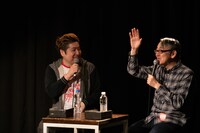 炎上対策としてオファーされたという吉田豪（左）と嶺脇社長（右）。