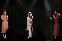 新潟公演に続いてサプライズゲストとして登場したKaede（左）とMegu（右）。