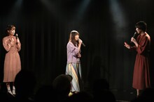 新潟公演に続いてサプライズゲストとして登場したKaede（左）とMegu（右）。