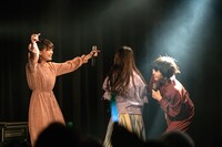 Kaede（左）の前で急にぐるぐる回るNao☆（中央）とMegu（右）。