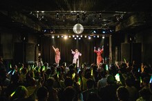 「圧倒的なスタイル」を歌うNegicco。