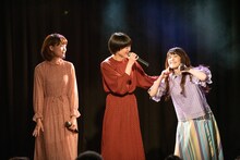 リーダーNao☆（右）の祝福に駆け付けたKaede（左）とMegu（中央）。