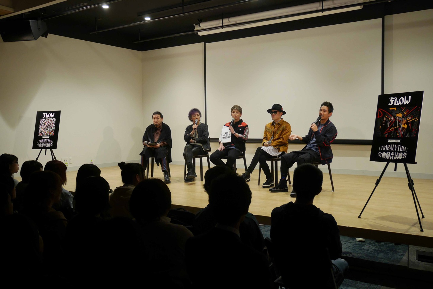 「メンバー生解説『TRIBALYTHM』爆音試聴会」の様子。（写真提供：アミューズ）
