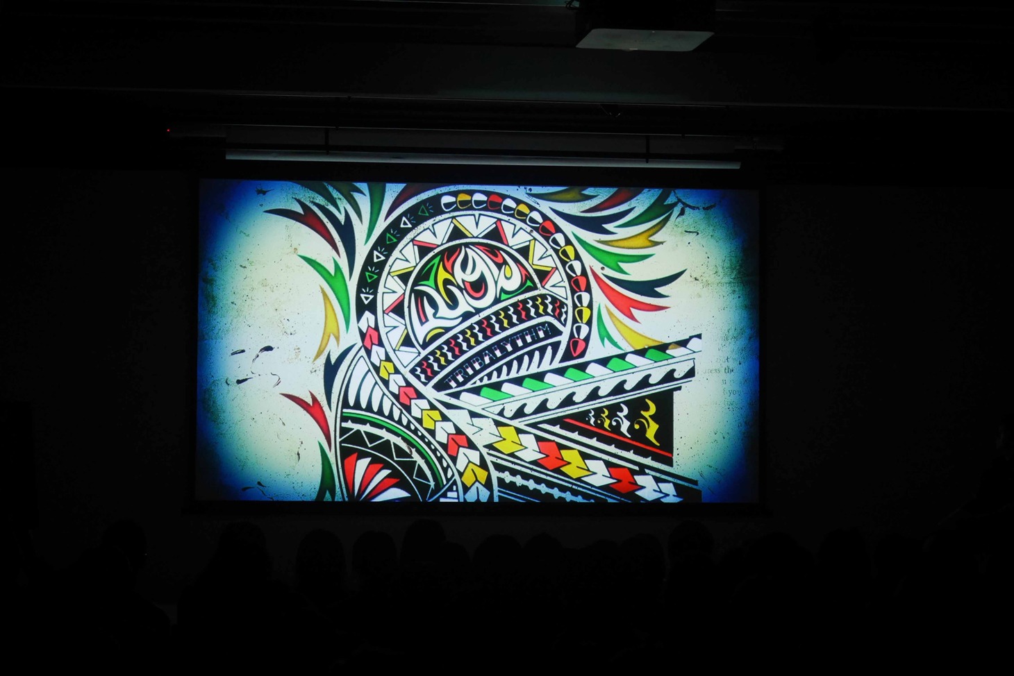 「メンバー生解説『TRIBALYTHM』爆音試聴会」の様子。（写真提供：アミューズ）