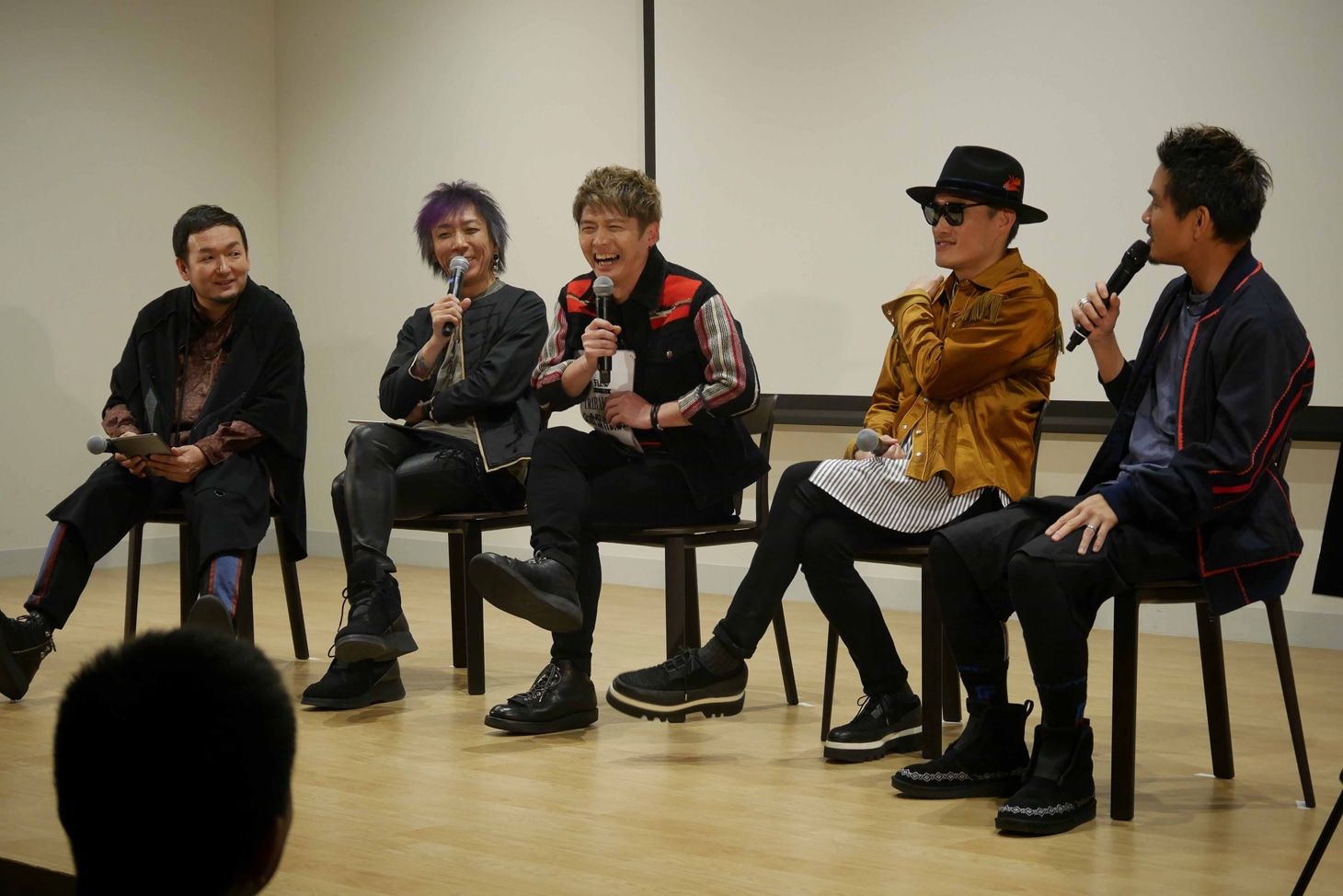 「メンバー生解説『TRIBALYTHM』爆音試聴会」の様子。（写真提供：アミューズ）