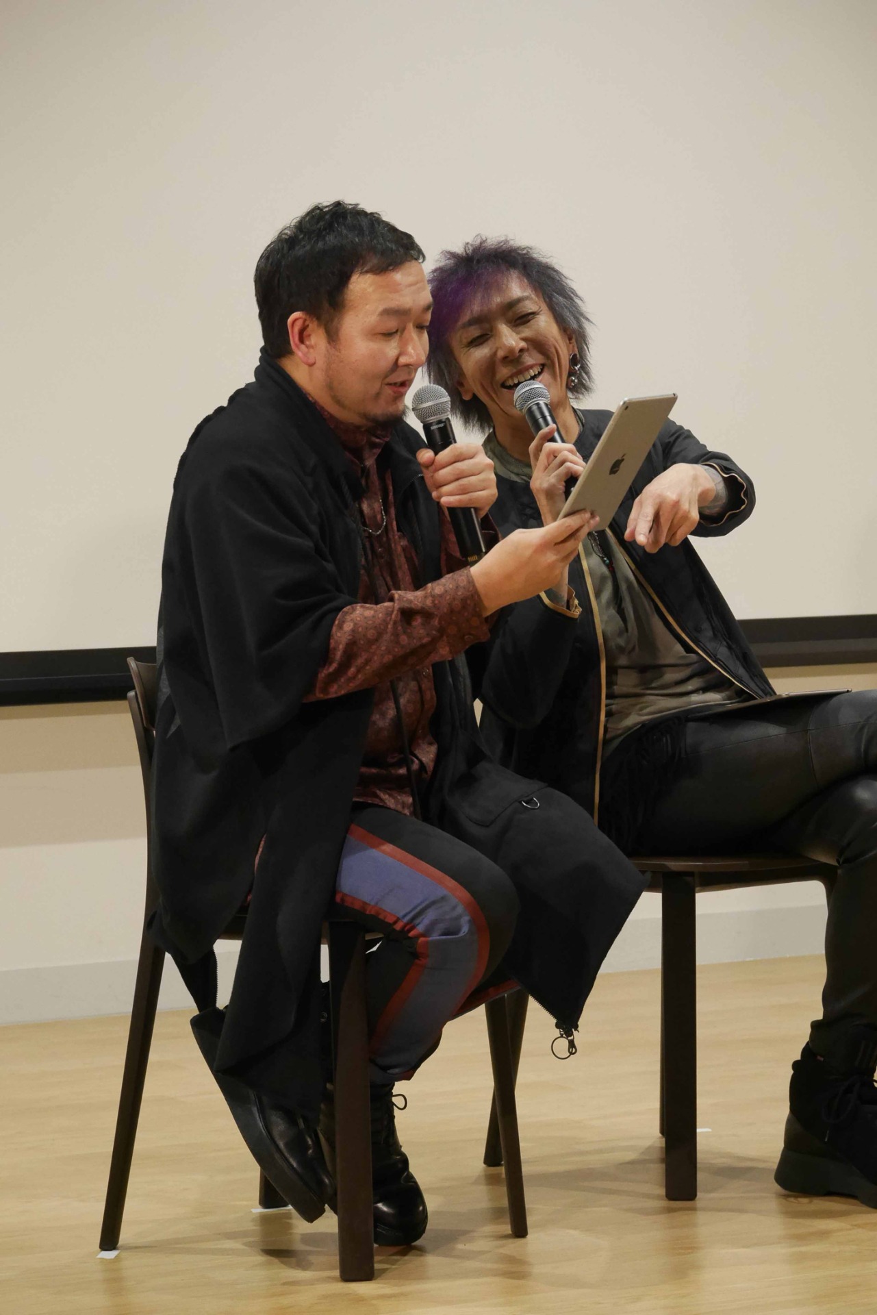 「メンバー生解説『TRIBALYTHM』爆音試聴会」の様子。（写真提供：アミューズ）