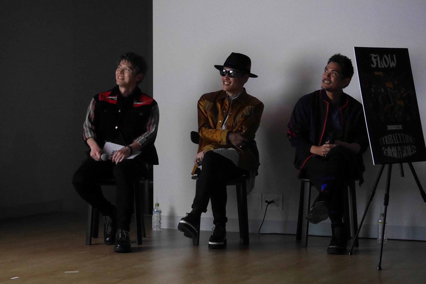 「メンバー生解説『TRIBALYTHM』爆音試聴会」の様子。（写真提供：アミューズ）
