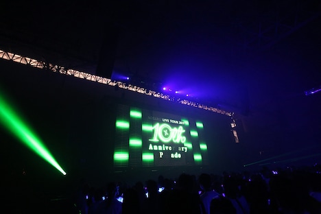 開演前のスクリーンに表示されたロゴ。（撮影：小松陽祐［ODD JOB］/ 加藤千絵［CAPS］/ 堀卓朗［ELENORE］）