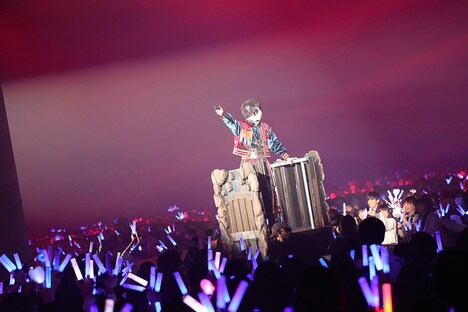 トロッコに乗って移動するそらる。（撮影：小松陽祐［ODD JOB］/ 加藤千絵［CAPS］/ 堀卓朗［ELENORE］）