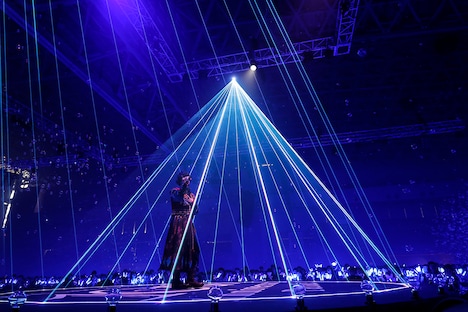 「ビー玉の中の宇宙」を歌うそらる。（撮影：小松陽祐［ODD JOB］/ 加藤千絵［CAPS］/ 堀卓朗［ELENORE］）