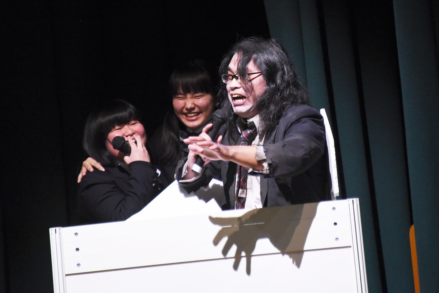 中岡創一（右）