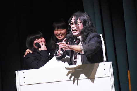 中岡創一（右）