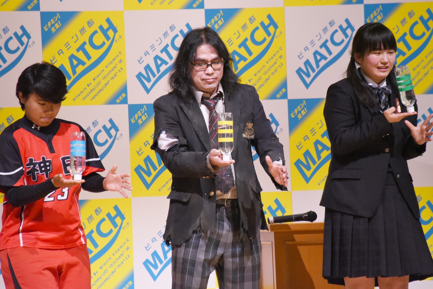 「MATCH青春バランス対決」に挑む中岡創一（中央）。