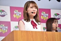 レモン組を代表して挨拶する秋元真夏。
