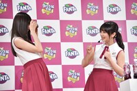 変顔ボトルを顔にかざした齋藤飛鳥（左）にサムズアップを送る与田祐希（右）。