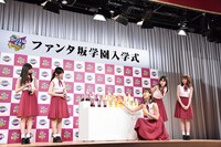 山下美月（右から2番目）に似合う変顔ボトルを選ぶ生田絵梨花（中央）。