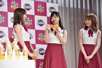 生田絵梨花（左）に選んでもらった変顔ボトルを手にする山下美月（中央）。