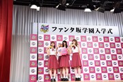 Instagram投稿用の写真を撮影する乃木坂46メンバー。