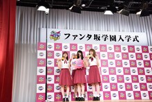 Instagram投稿用の写真を撮影する乃木坂46メンバー。