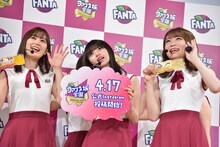 Instagram投稿用の写真を撮影する乃木坂46メンバー。