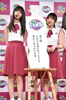グレープ組の演技のテーマを発表する齋藤飛鳥、与田祐希。