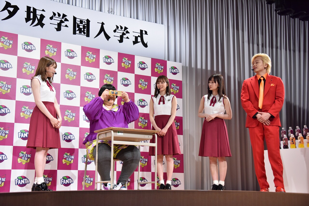 乃木坂46が「ファンタ坂学園」に入学！“変顔ボトル”使った演技対決に