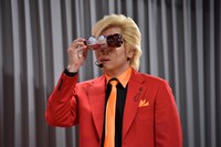 変顔ボトルを目元にかざすメイプル超合金カズレーザー。