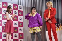 左から秋元真夏、メイプル超合金。