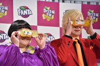 変顔ボトルを目元にかざすメイプル超合金。