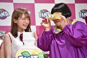 左から秋元真夏、安藤なつ。