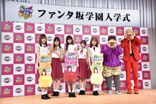 左から生田絵梨花、山下美月、齋藤飛鳥、与田祐希、秋元真夏、メイプル超合金。