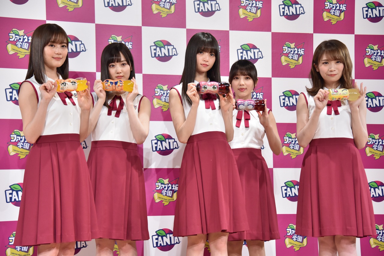 左から生田絵梨花、山下美月、齋藤飛鳥、与田祐希、秋元真夏。