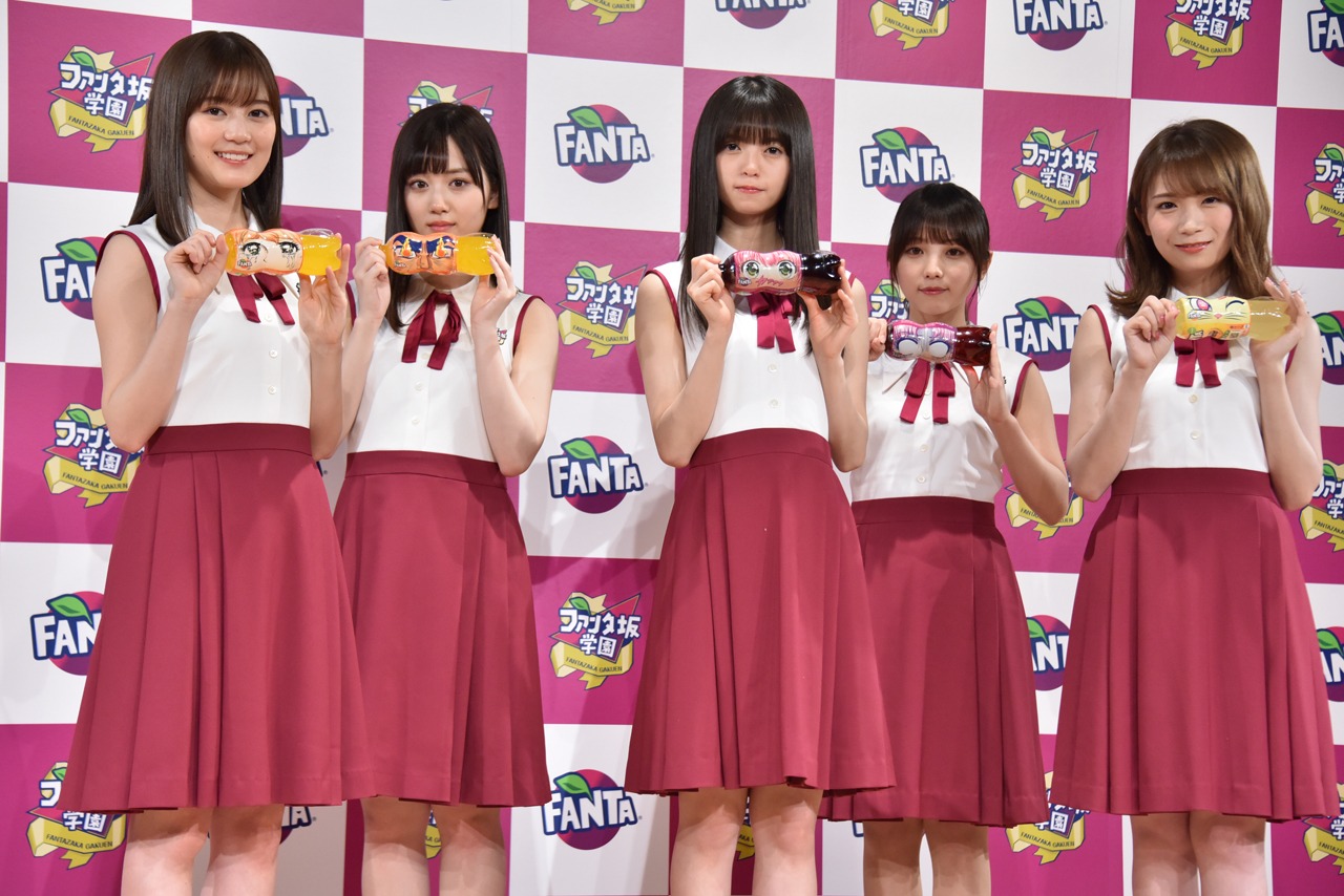 左から生田絵梨花、山下美月、齋藤飛鳥、与田祐希、秋元真夏。