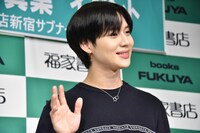 手を振るテミン（SHINee）。