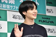 手を振るテミン（SHINee）。