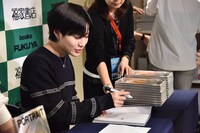 サインを書くテミン。