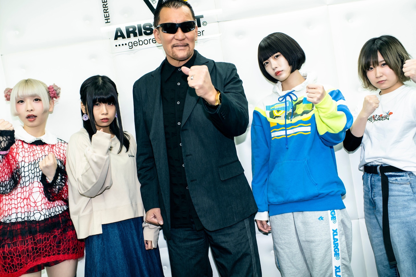 左からようなぴ、けちょん、蝶野正洋、あの、しふぉん。