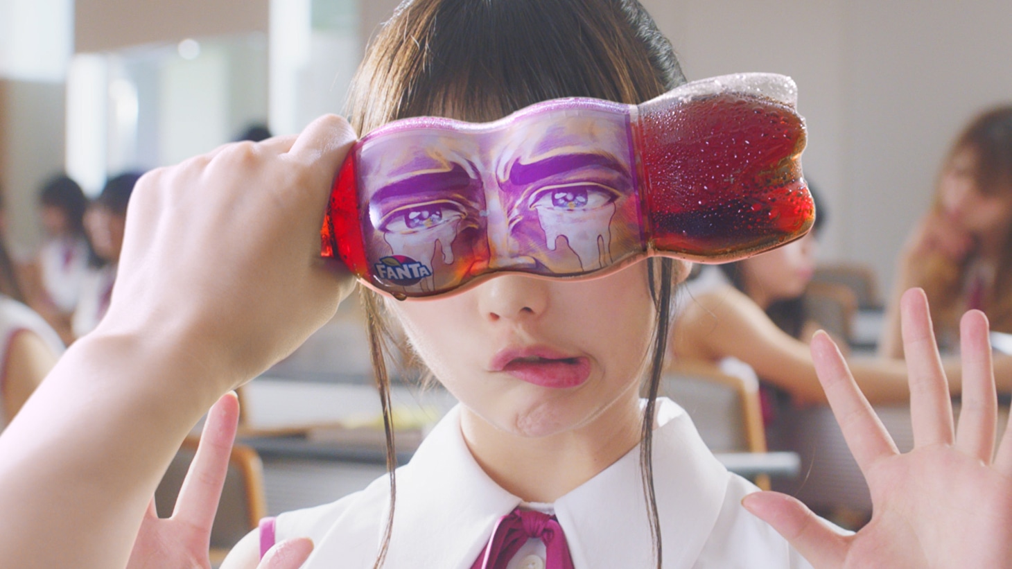 「ファンタ坂学園 変顔ボトル篇」のワンシーン。