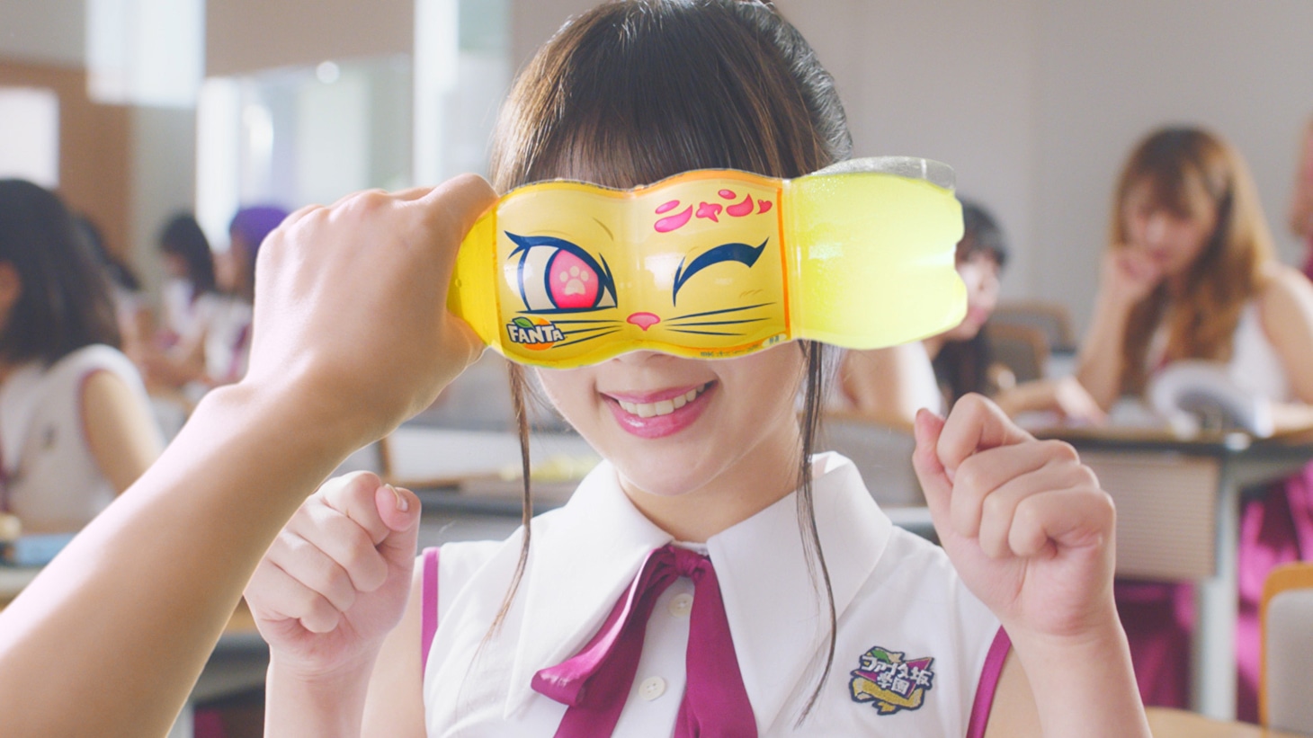 「ファンタ坂学園 変顔ボトル篇」のワンシーン。
