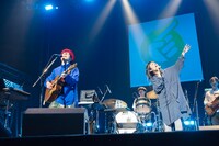 ハナレグミ。右はゲスト参加した原田郁子（クラムボン）。