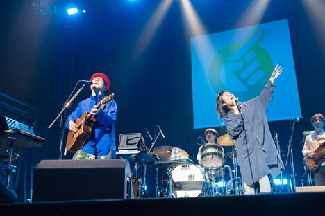 ハナレグミ。右はゲスト参加した原田郁子（クラムボン）。