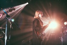 塩入冬湖（Vo, G / FINLANDS）（撮影：小野正博）