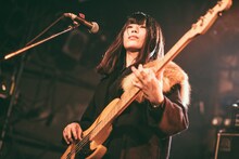 コシミズカヨ（B, Cho / FINLANDS）（撮影：小野正博）