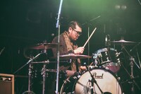 鈴木駿介（Dr / FINLANDSサポートメンバー）（撮影：小野正博）