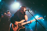 コシミズカヨ（B, Cho / FINLANDS）（撮影：小野正博）