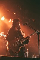 コシミズカヨ（B, Cho / FINLANDS）（撮影：小野正博）