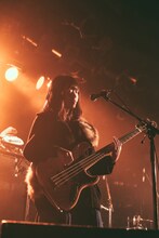 コシミズカヨ（B, Cho / FINLANDS）（撮影：小野正博）