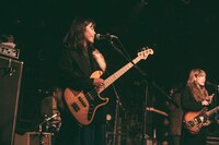 コシミズカヨ（B, Cho / FINLANDS）（撮影：小野正博）